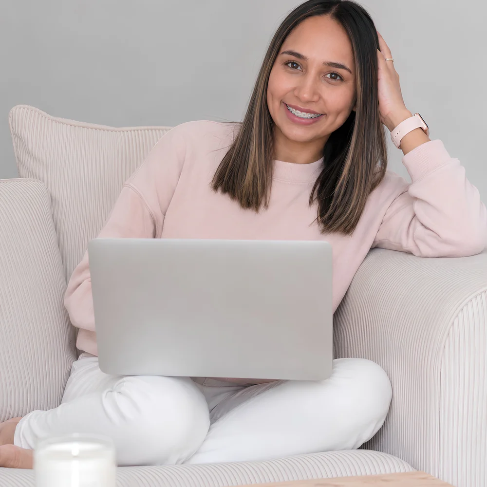 Barbara sonriendo con su computador